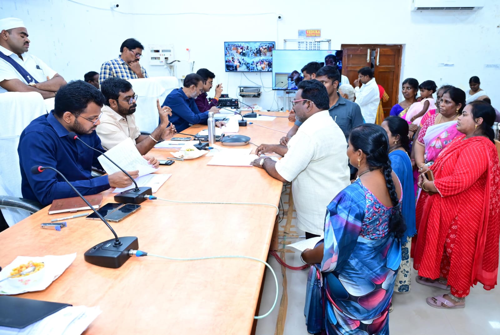 ప్రజా సమస్యల పరిష్కార వేదిక మీకోసం కార్యక్రమం నిర్వహించి అర్జీలు స్వీకరించిన జిల్లా కలెక్టర్ డీకే బాలాజి