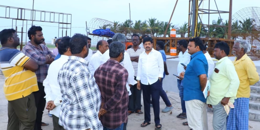 బీచ్ వద్ద మట్టి గణపతి విగ్రహ ఏర్పాట్లు పరిశీలన