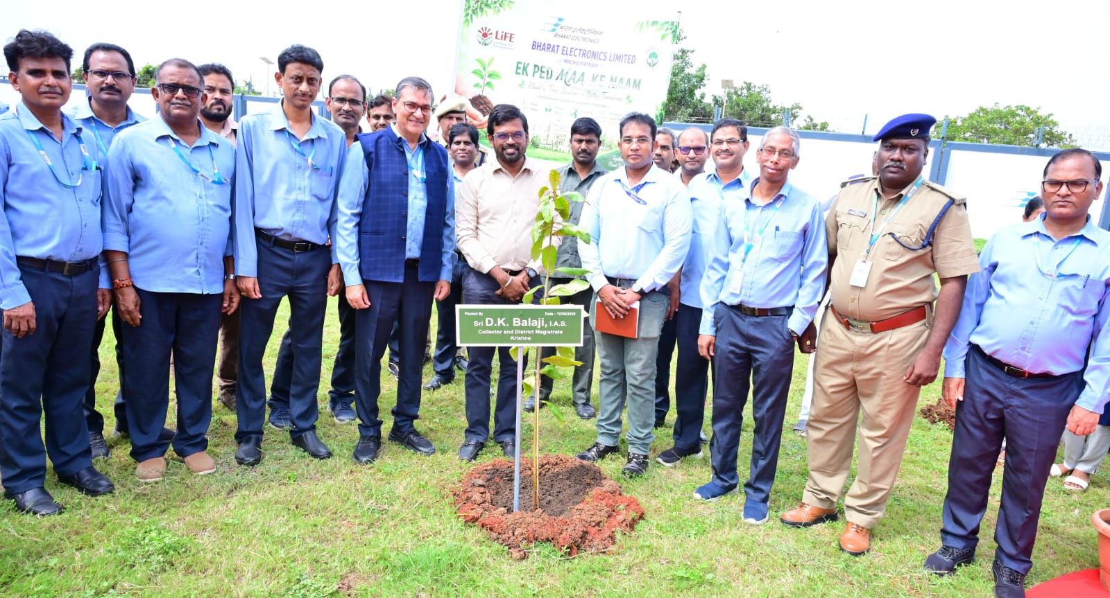 ‘ఏక్ పెడ్ మా కే నామ్’ కార్యక్రమంలో మొక్క నాటిన జిల్లా కలెక్టర్ డీకే బాలాజి