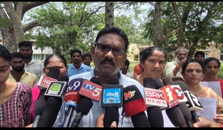 విద్యుత్‌, మరుగుదొడ్డి సౌకర్యాలు లేక ఇబ్బందులు ఎదుర్కొంటున్నామని ‘మీకోసం’ కార్యక్రమంలో వినతిపత్రం