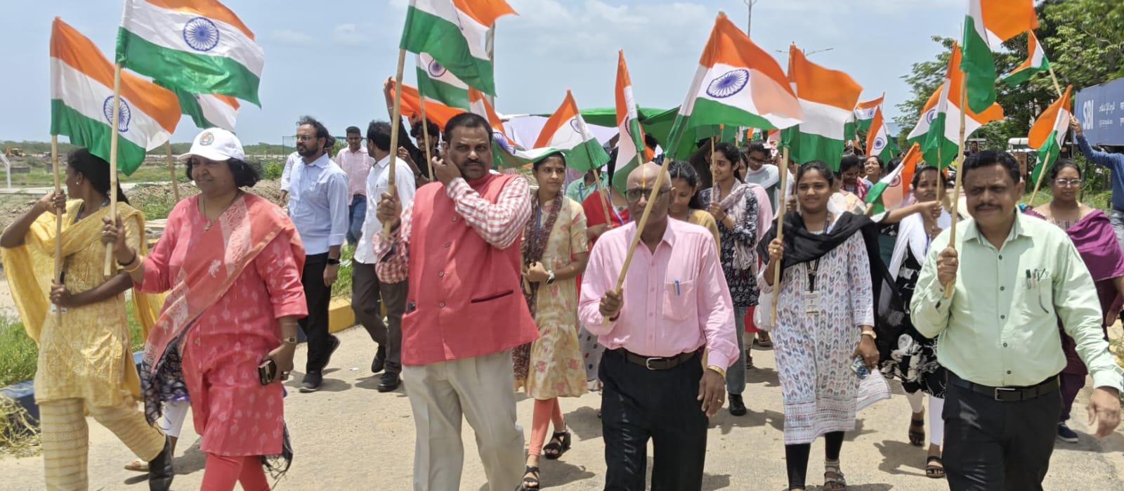 కృష్ణా యూనివర్సిటీలో భారీ జాతీయ జెండాతో హర్ ఘర్ తిరంగా ర్యాలీ