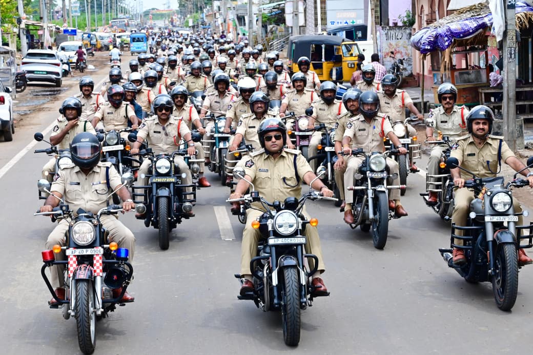 హెల్మెట్‌ మీ శిరోభారం కాదు – భారంగా కాకుండా బాధ్యతగా ధరించండి: జిల్లా ఎస్పీ వి విద్యాసాగర్ నాయుడు