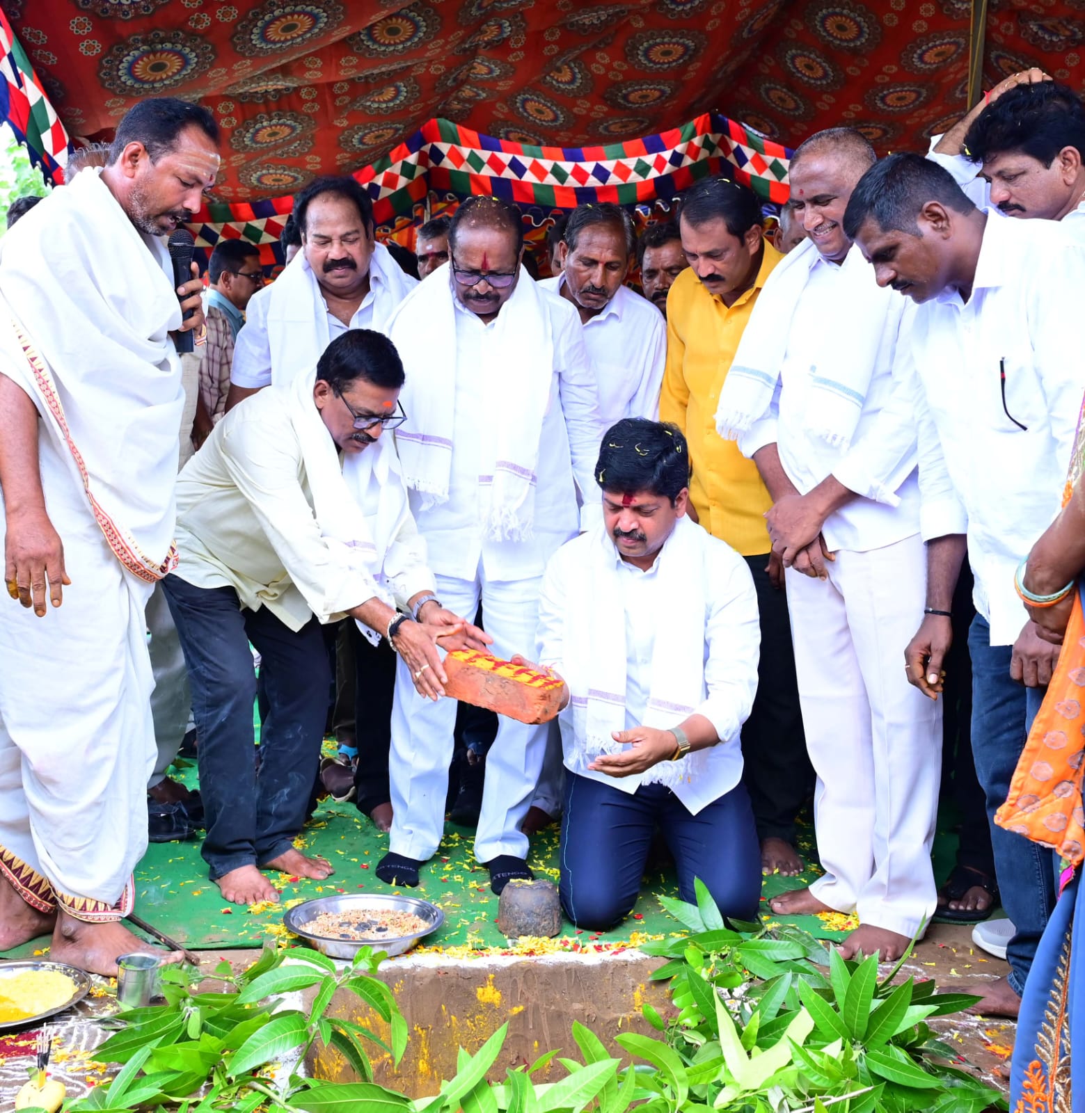 కరగ్రహారం బాబానగర్‌లో రూ.75 లక్షలతో మంచినీటి ఓవర్ హెడ్ స్టోరేజ్ ట్యాంక్ నిర్మాణానికి శంకుస్థాపన చేసిన మంత్రి కొల్లు రవీంద్ర