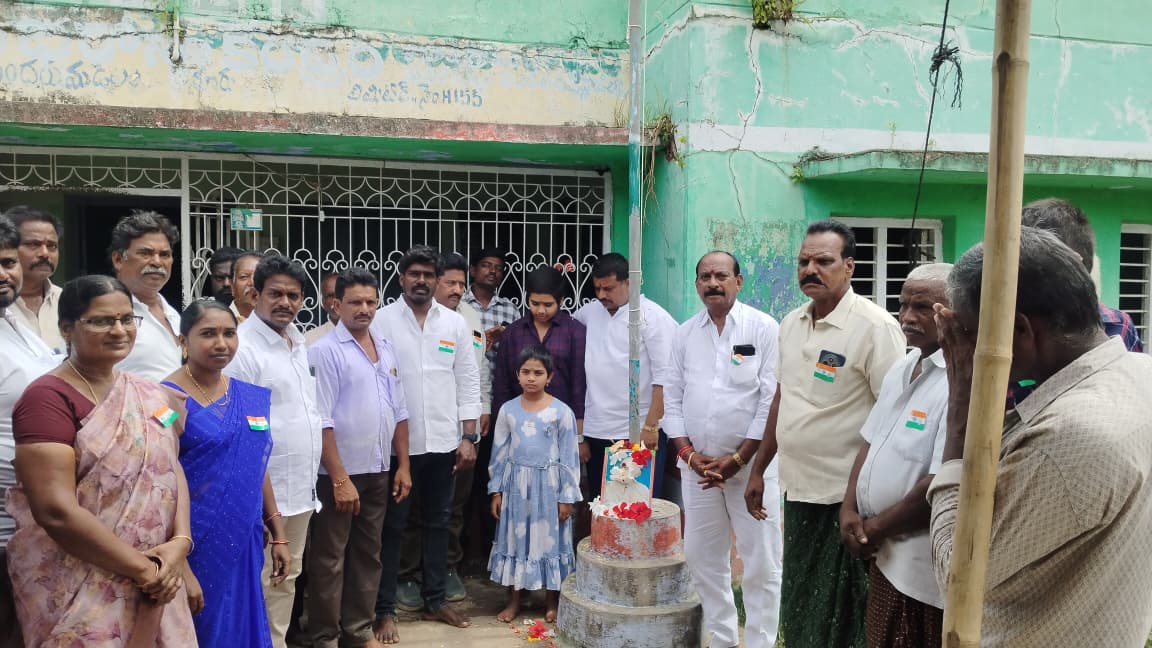 విద్యార్థుల్లో దేశభక్తి పెంపొందించాలి – గోపు సత్యనారాయణ