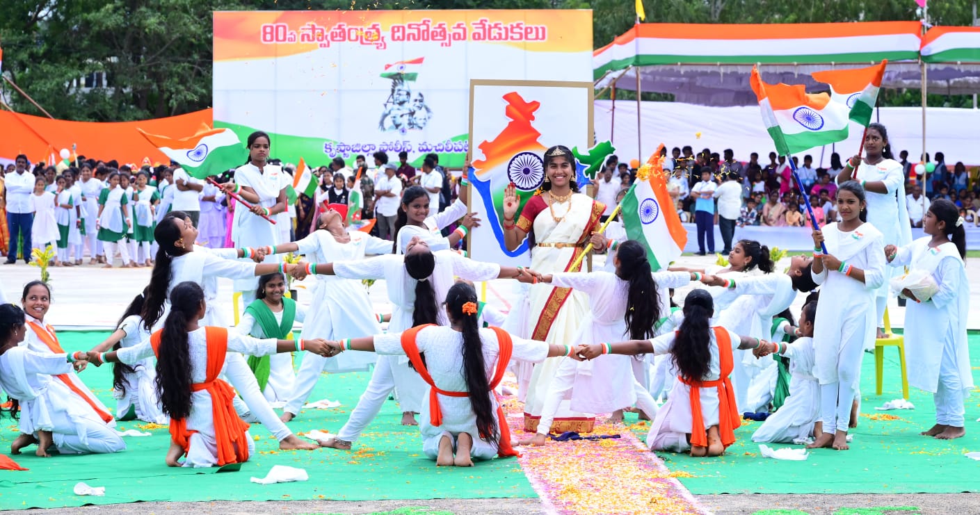 స్వాతంత్య్ర దినోత్సవ వేడుకల్లో ఆకట్టుకున్న సాంస్కృతిక కార్యక్రమాలు