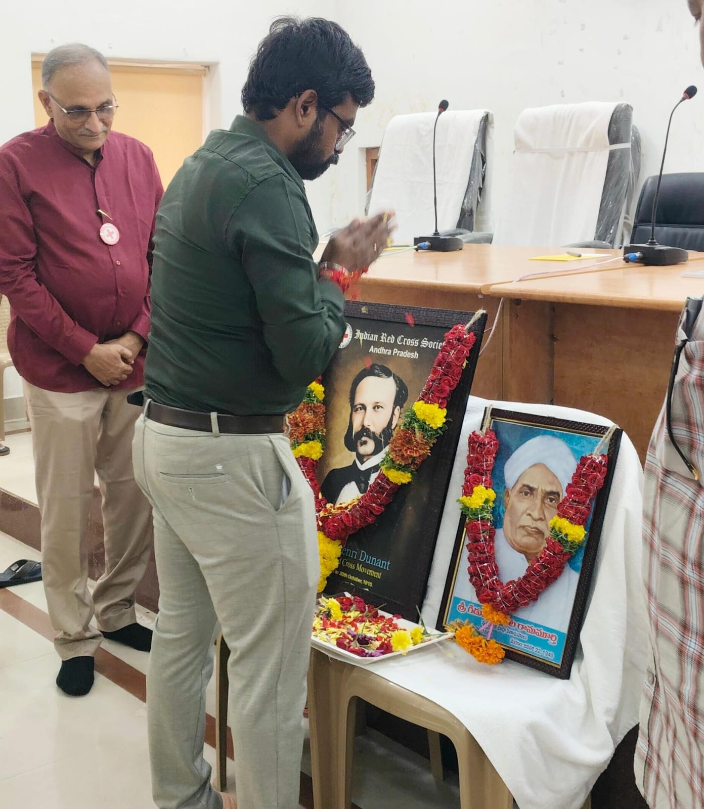 తెలుగు భాషా దినోత్సవం సందర్భంగా గిడుగు వెంకట రామమూర్తికి జిల్లా కలెక్టర్ డీకే బాలాజి నివాళులు