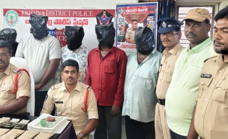 బంటుమిల్లిలో నకిలీ నోట్ల ముఠా గుట్టురట్టు: ఐదుగురు నిందితుల అరెస్ట్, రూ. 1.82 లక్షల నకిలీ కరెన్సీ సీజ్