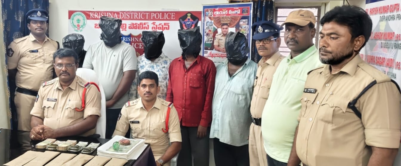 బంటుమిల్లిలో నకిలీ నోట్ల ముఠా గుట్టురట్టు: ఐదుగురు నిందితుల అరెస్ట్, రూ. 1.82 లక్షల నకిలీ కరెన్సీ సీజ్