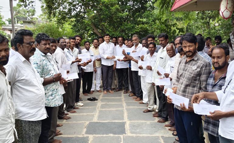 మత్స్యకారులకు లీటరుకు ₹9 డీజిల్ సబ్సిడీ: సబ్సిడీ కార్డులను పంపిణీ చేసిన ఎమ్మెల్యే కాగిత కృష్ణ ప్రసాద్