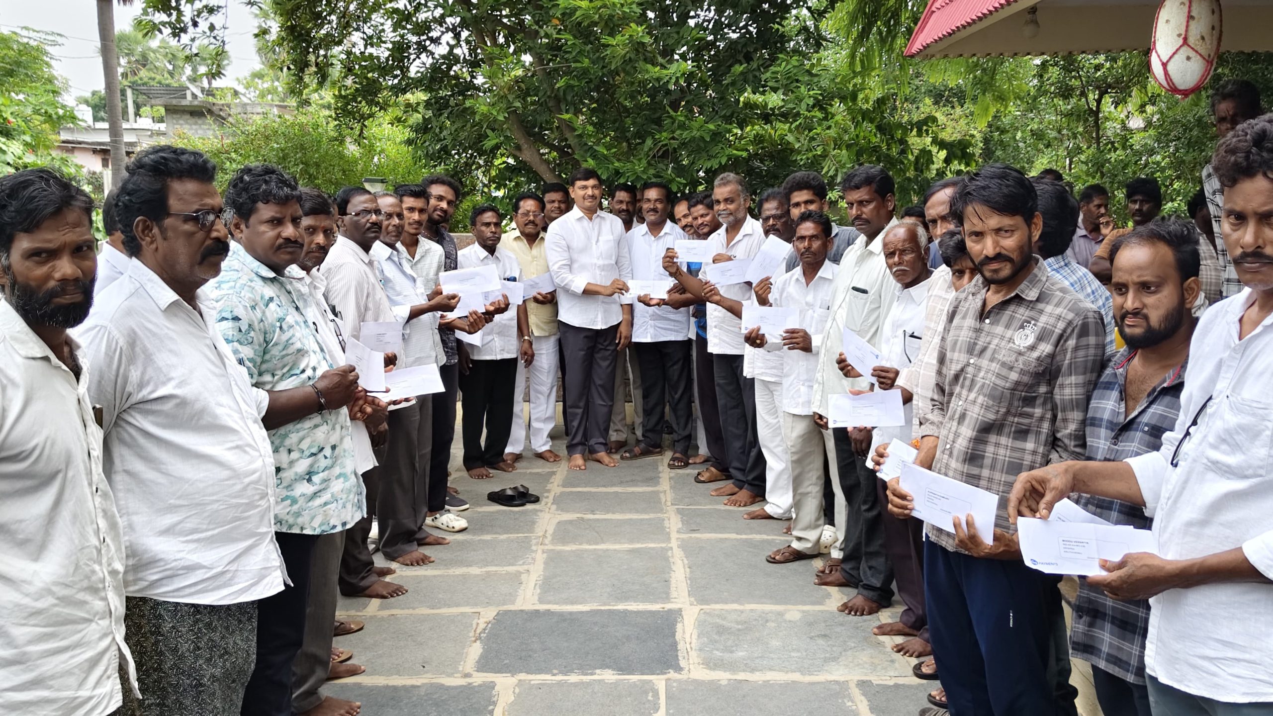 మత్స్యకారులకు లీటరుకు ₹9 డీజిల్ సబ్సిడీ: సబ్సిడీ కార్డులను పంపిణీ చేసిన ఎమ్మెల్యే కాగిత కృష్ణ ప్రసాద్