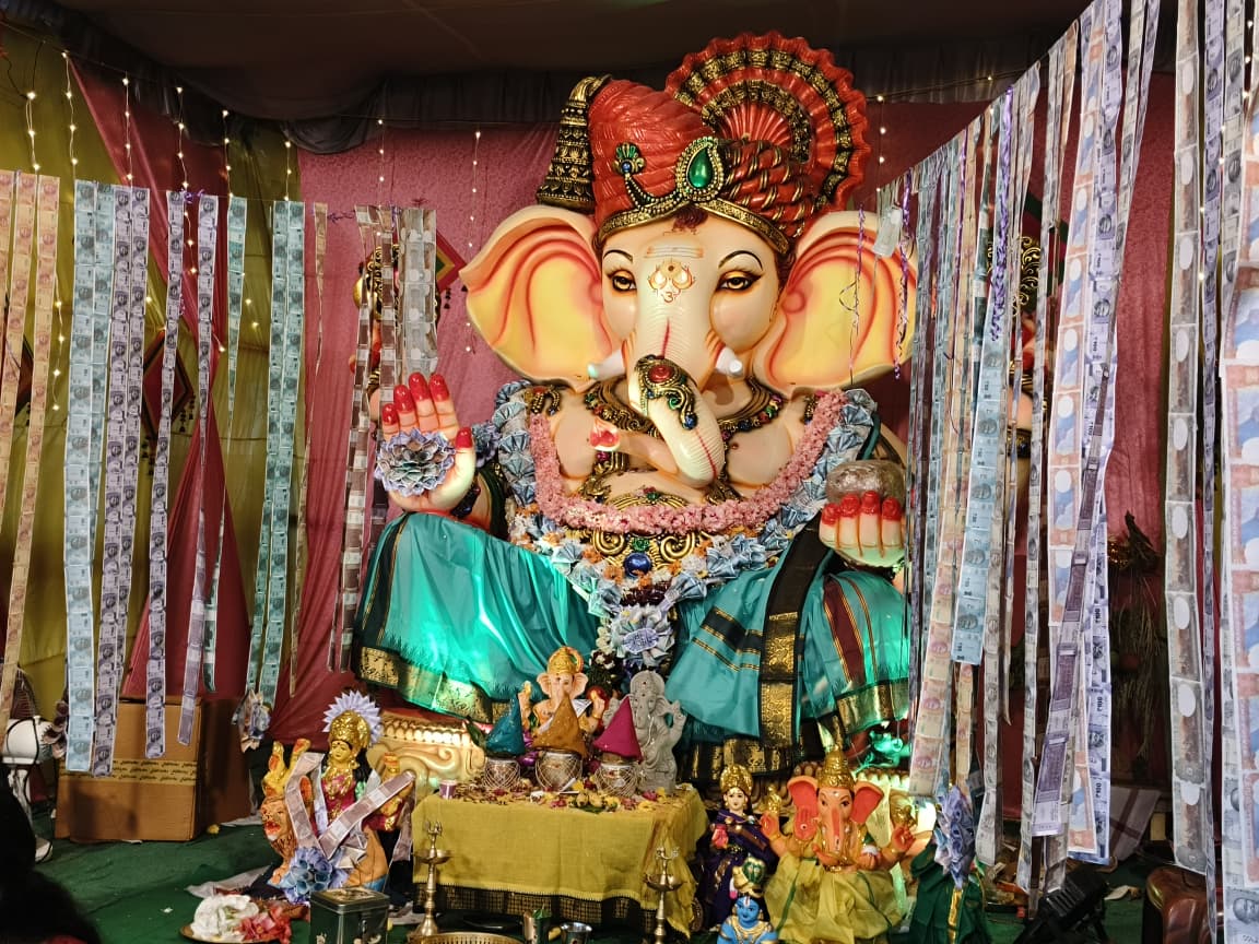 గాంధీనగర్‌లో ఘనంగా వినాయక లడ్డూ వేలం: ₹22,300లకు దక్కించుకున్న భక్తులు