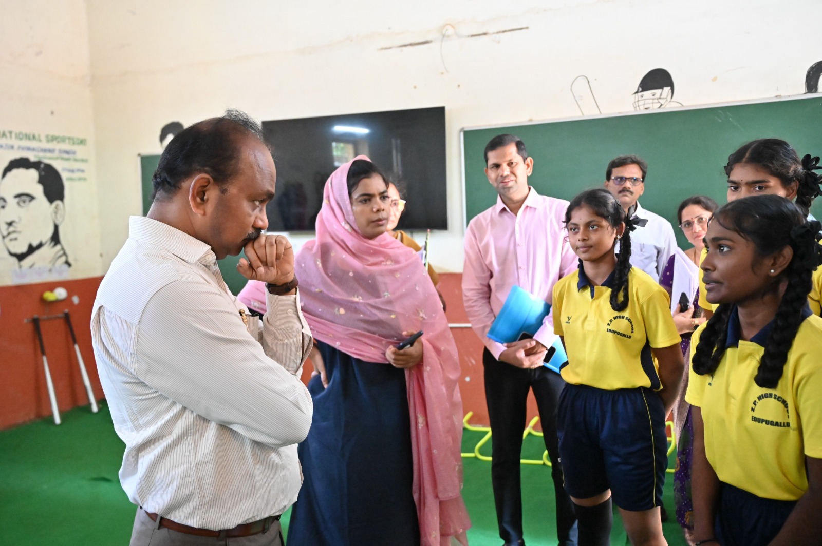 ఈడుపుగల్లు పాఠశాలల్లో విద్యాశాఖ ఉన్నతాధికారుల పర్యటన: ఉపాధ్యాయుడిగా మారిన ప్రిన్సిపల్ సెక్రటరీ జె. శ్యామలరావు