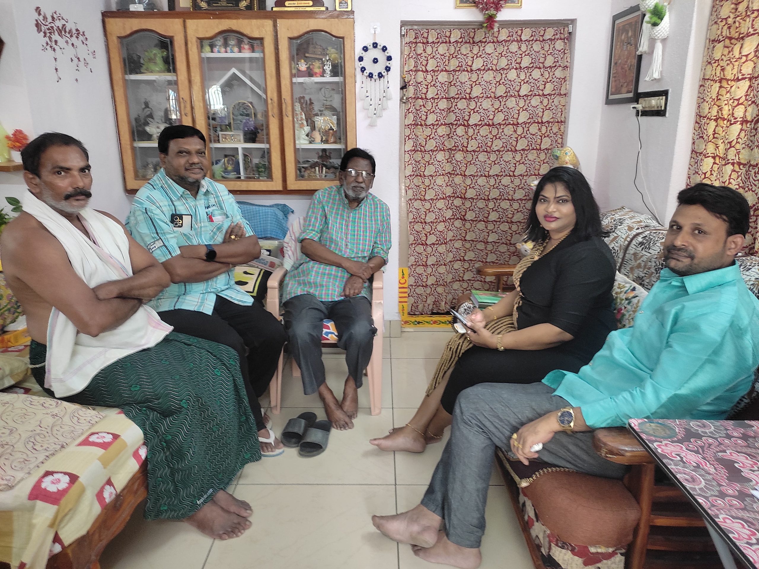 నందం రామారావు కుటుంబాన్ని పరామర్శించిన ప్రముఖ పారిశ్రామికవేత్త