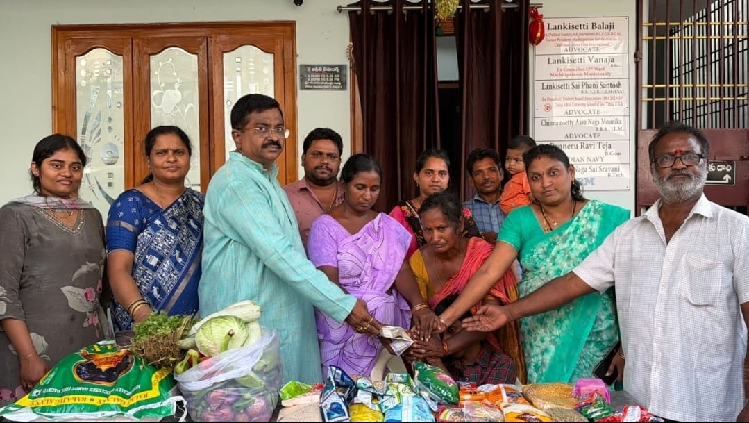 అంగవైకల్య బాధిత కుటుంబానికి ‘స్వేచ్ఛ ట్రస్ట్’ రూ.3,000 ఆర్థిక సాయం, నిత్యావసరాల పంపిణీ