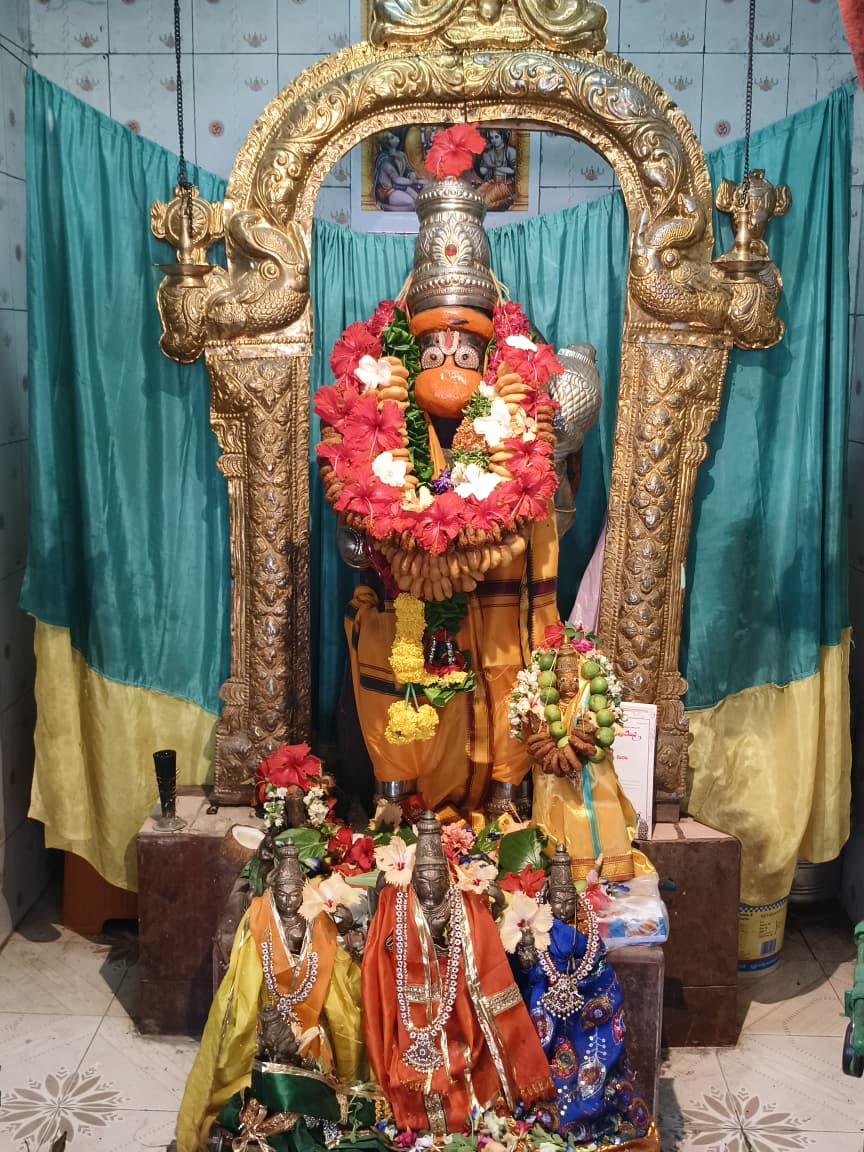 అభయ ఆంజనేయ స్వామికి విశేష పూజలు: చిలకలపూడిలో నేత్రపర్వంగా హనుమాన్ చాలీసా పారాయణం