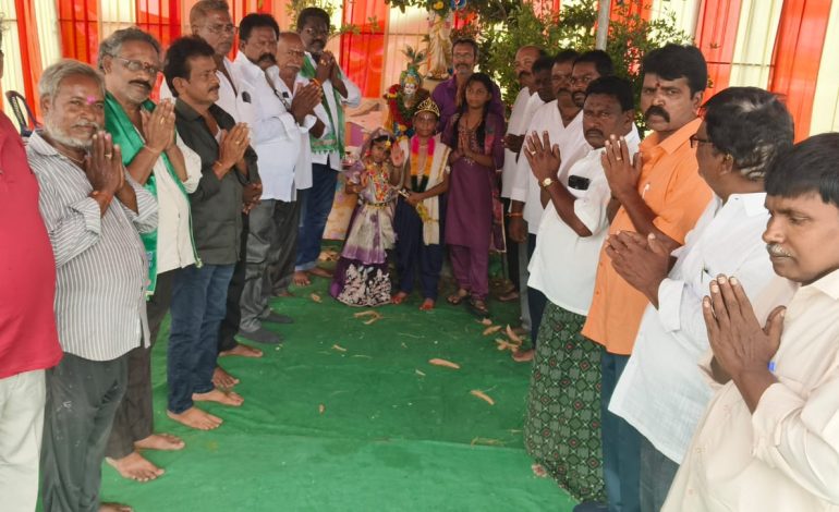 మచిలీపట్నంలో ఘనంగా కృష్ణాష్టమి వేడుకలు: అలరించిన రాధాకృష్ణుల వేషధారణలు