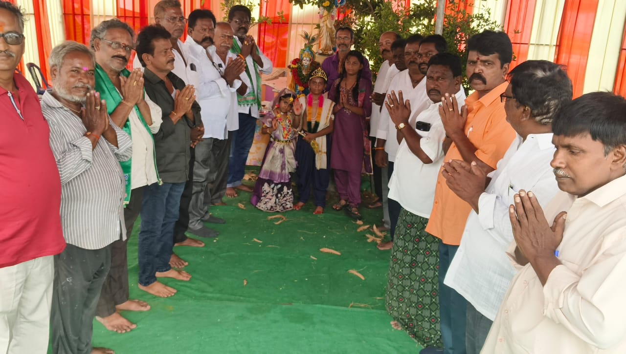 మచిలీపట్నంలో ఘనంగా కృష్ణాష్టమి వేడుకలు: అలరించిన రాధాకృష్ణుల వేషధారణలు