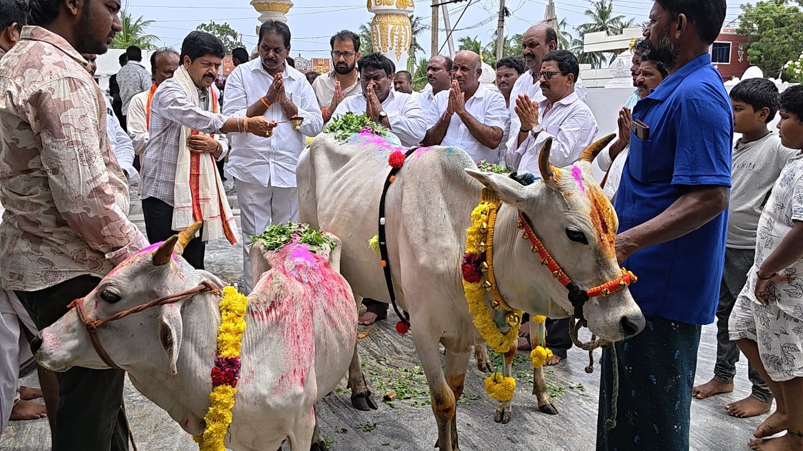 మచిలీపట్నంలో ఘనంగా కృష్ణాష్టమి: మంత్రి కొల్లు రవీంద్ర ఆధ్యాత్మిక సంబరాలు