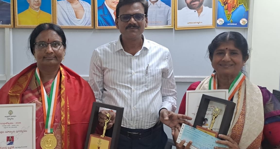 విద్యా ప్రమాణాల పెంపునకు కృషి చేయాలి: ఉత్తమ ఉపాధ్యాయ అవార్డు గ్రహీతలతో డీఈఓ