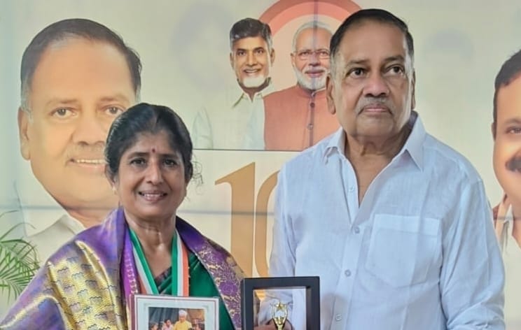 తెలుగు భాషా సేవకు మరింత బాధ్యత: రాష్ట్ర ఉత్తమ ఉపాధ్యాయ గ్రహీత ఉమాసరస్వతికి మండలి బుద్ధప్రసాద్ అభినందనలు