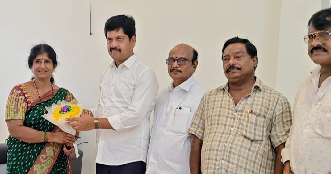 రాష్ట్ర ఉత్తమ ఉపాధ్యాయురాలు డా. ఓలేటి ఉమా సరస్వతికి మంత్రి కొల్లు రవీంద్ర అభినందనలు