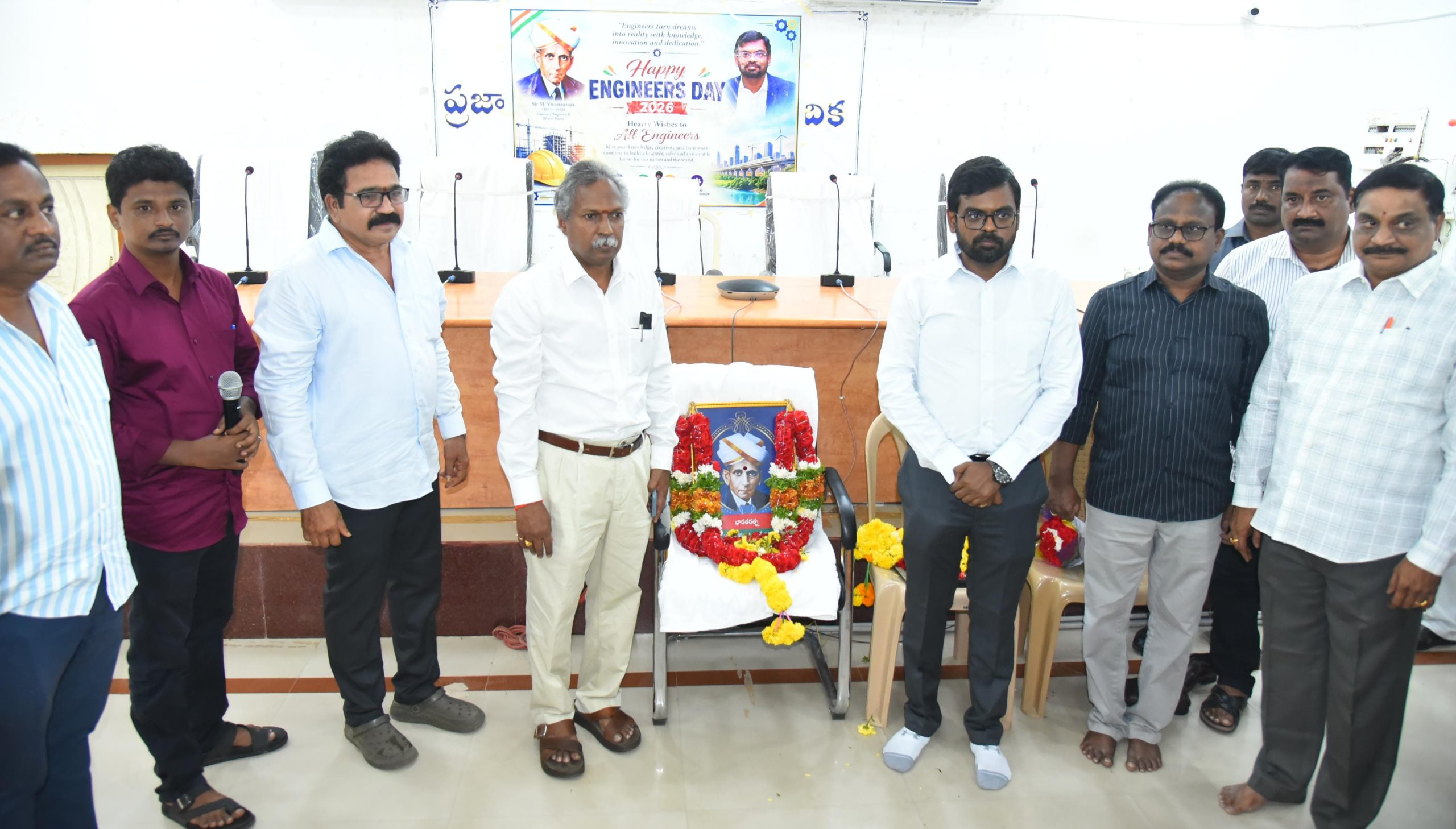 ఇంజనీర్లు వినూత్న ఆలోచనలతో మెరుగైన ఫలితాలు సాధించాలి: జిల్లా కలెక్టర్ డీకే బాలాజీ 