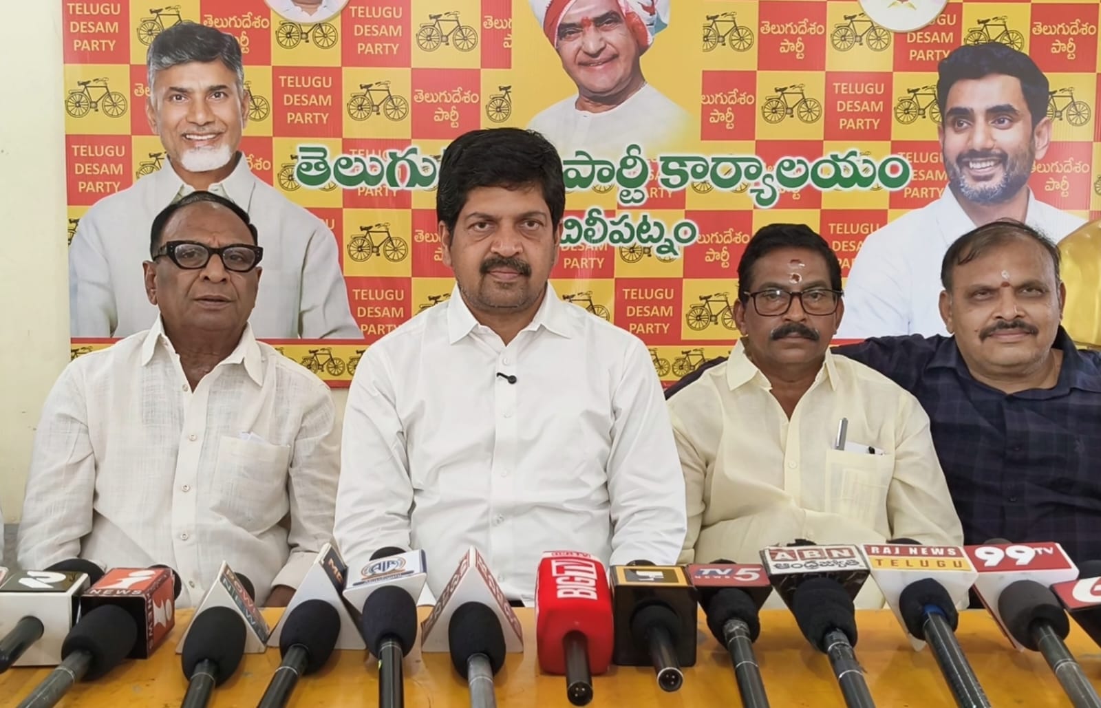 డీఎస్సీపై వైసీపీ నేతలు ఆధారాలతో చర్చకు రావాలి: మంత్రి కొల్లు రవీంద్ర