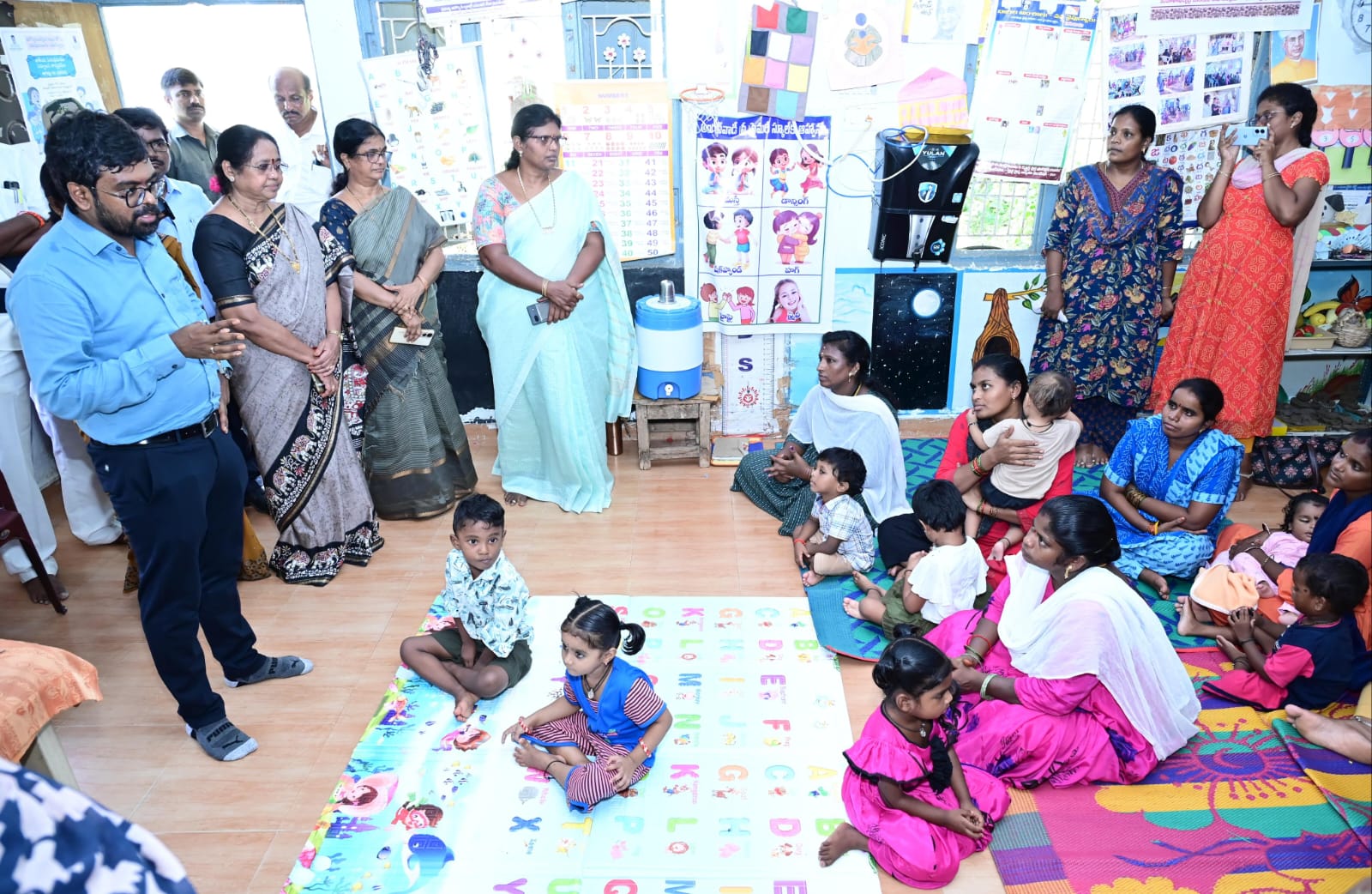 పెరికేడు అంగన్‌వాడీని పరిశీలించిన కృష్ణా జిల్లా కలెక్టర్ డీకే బాలాజీ