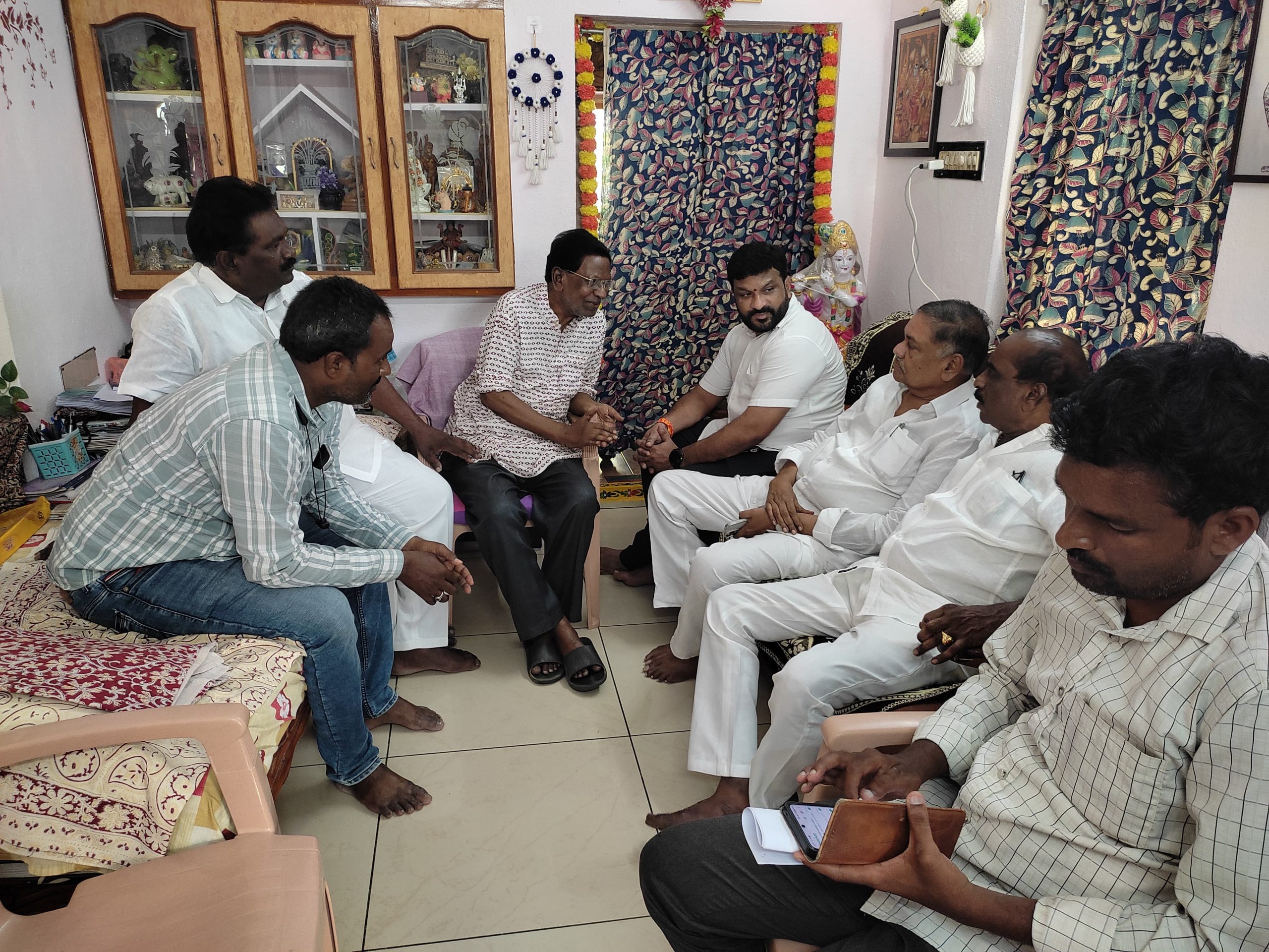 జర్నలిస్ట్ నందం రామారావు కుటుంబానికి ప్రముఖుల పరామర్శ