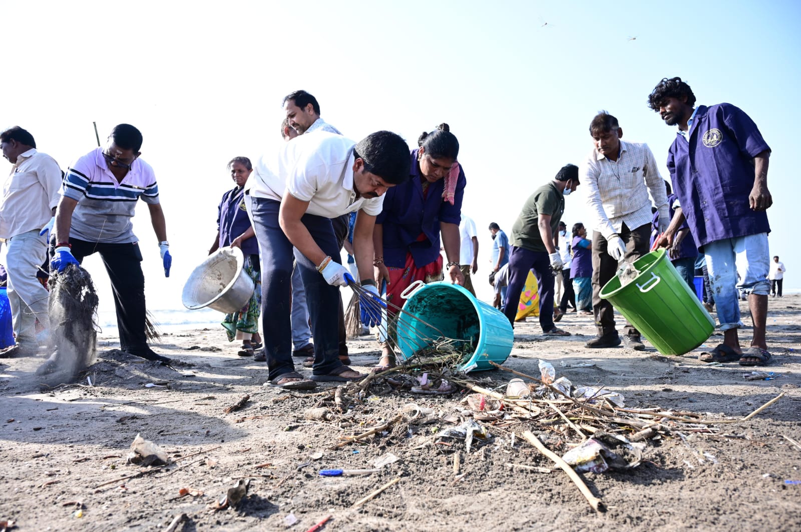 మంగినపూడి బీచ్‌లో పారిశుద్ధ్య కార్యక్రమం: సముద్ర తీరాన్ని శుభ్రం చేసిన మంత్రి కొల్లు రవీంద్ర