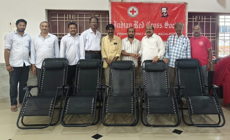 డాక్టర్ పట్టాభి రెడ్ క్రాస్ బ్లడ్ సెంటర్ కు కుర్చీల వితరణ