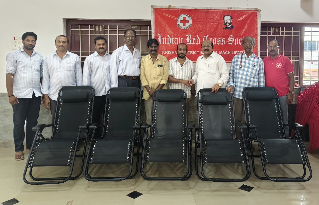 డాక్టర్ పట్టాభి రెడ్ క్రాస్ బ్లడ్ సెంటర్ కు కుర్చీల వితరణ