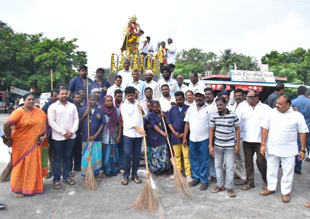 గాంధీజీ బాటలోనే స్వచ్ఛ గ్రామ స్వరాజ్యం: మంత్రి కొల్లు రవీంద్ర