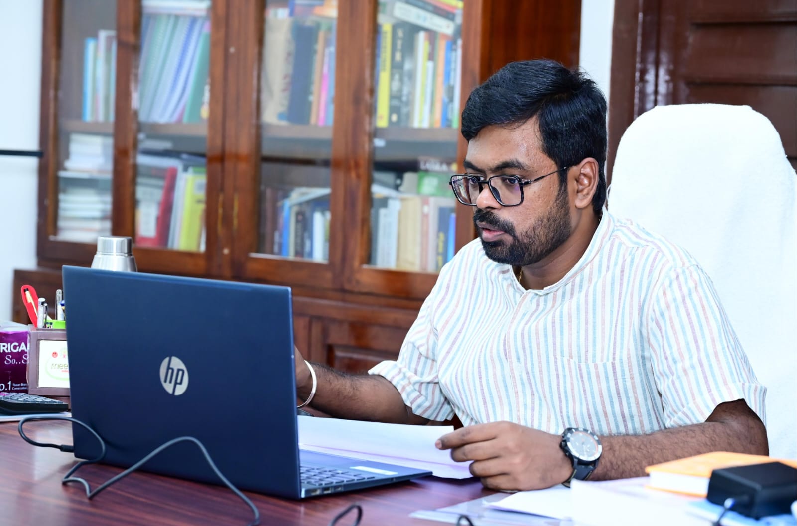 పొదుపు అలవాటుతోనే పేదరికం నుంచి విముక్తి: జిల్లా కలెక్టర్ డీకే బాలాజి