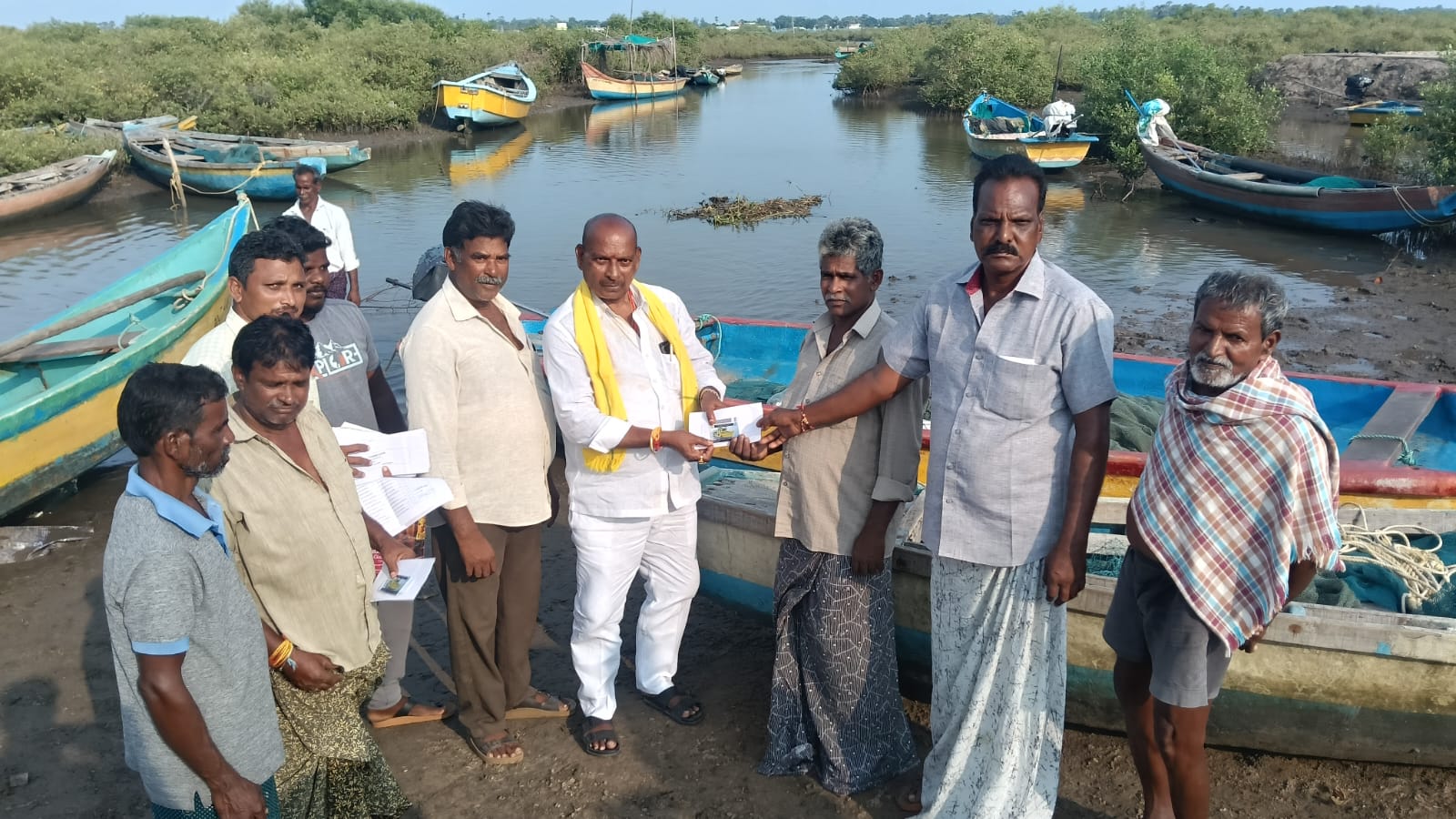 మచిలీపట్నంలో మత్స్యకారులకు ఆయిల్ కార్డుల పంపిణీ