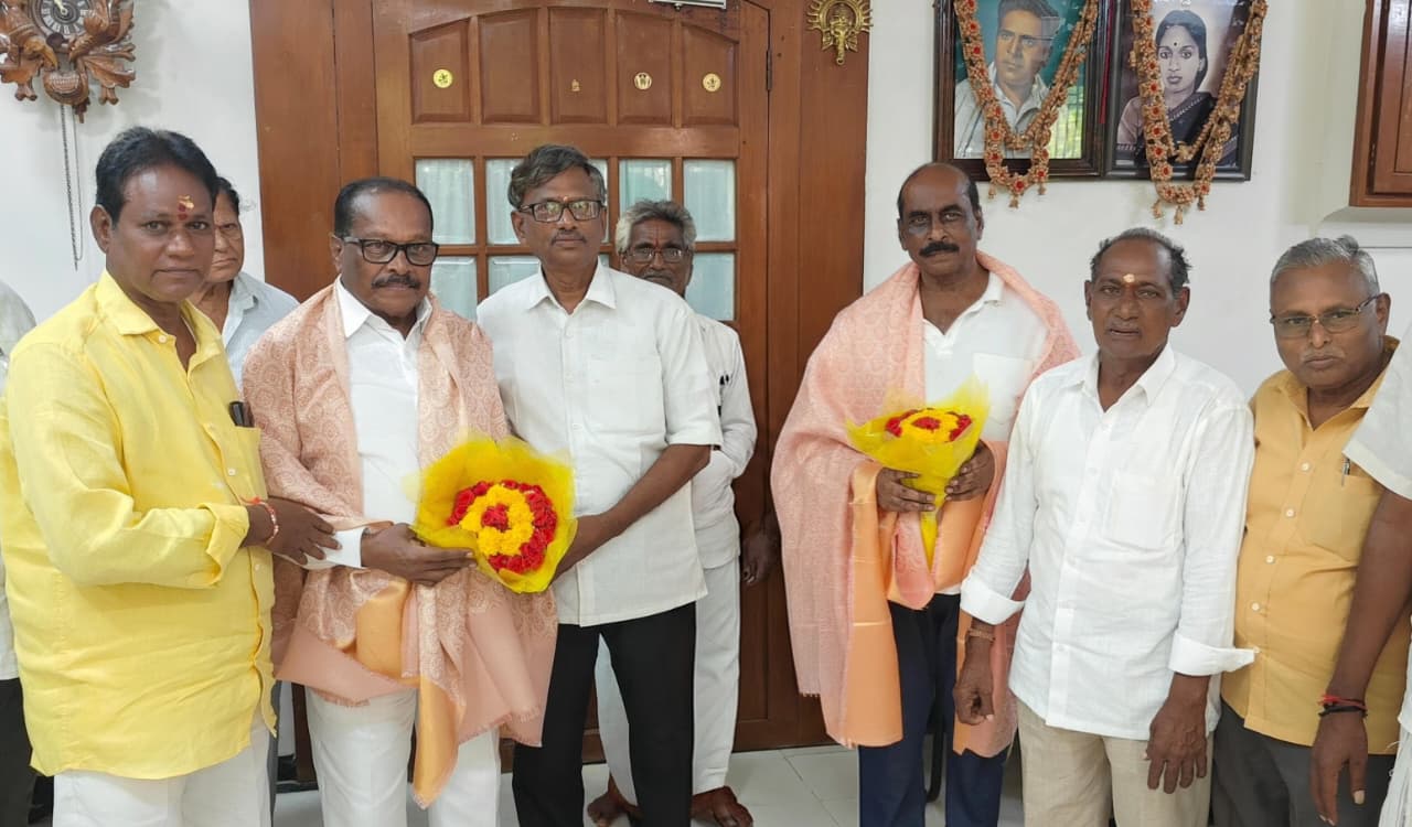 ఏపీఎస్ ఆర్టీసీ చైర్మన్ కొనకళ్ళను సత్కరించిన సాంప్రదాయ మత్స్యకార సేవా సమితి నేతలు