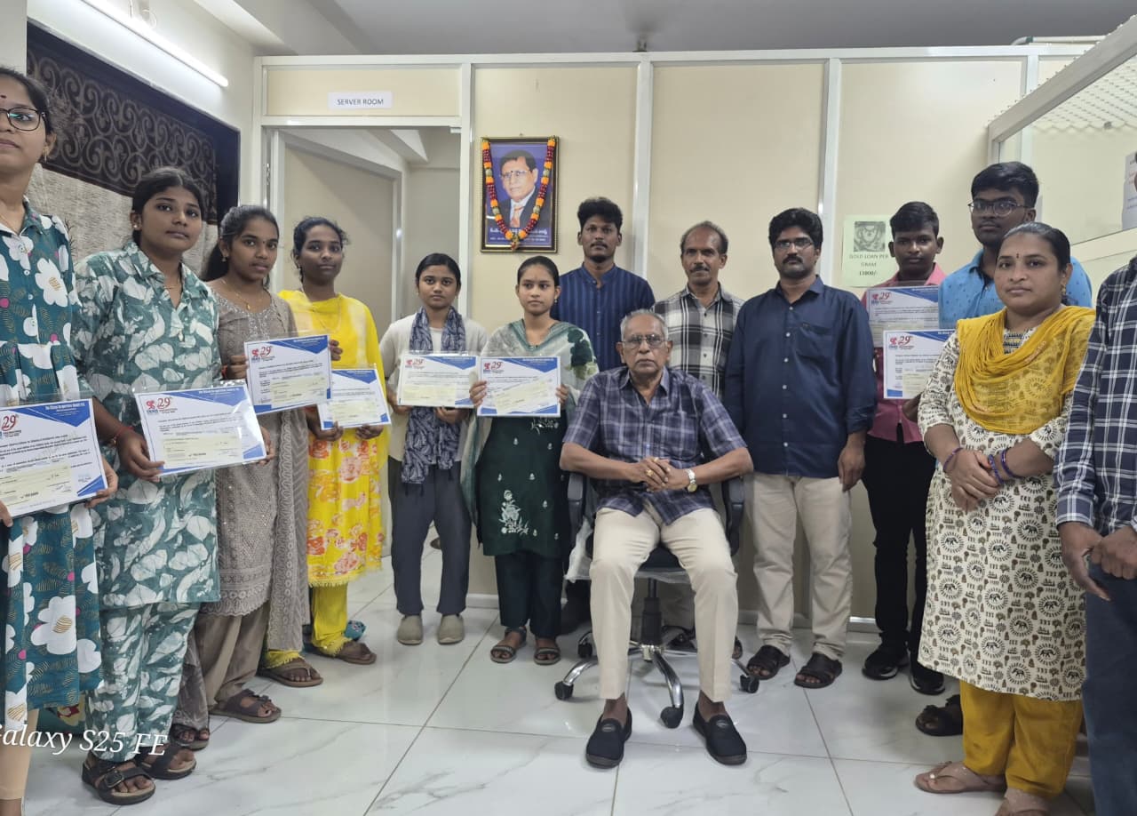 ది సిటిజన్ కో-ఆపరేటివ్ సొసైటీ ఆధ్వర్యంలో ప్రతిభావంతులైన విద్యార్థులకు నగదు, ప్రశంసా పత్రాల పంపిణీ