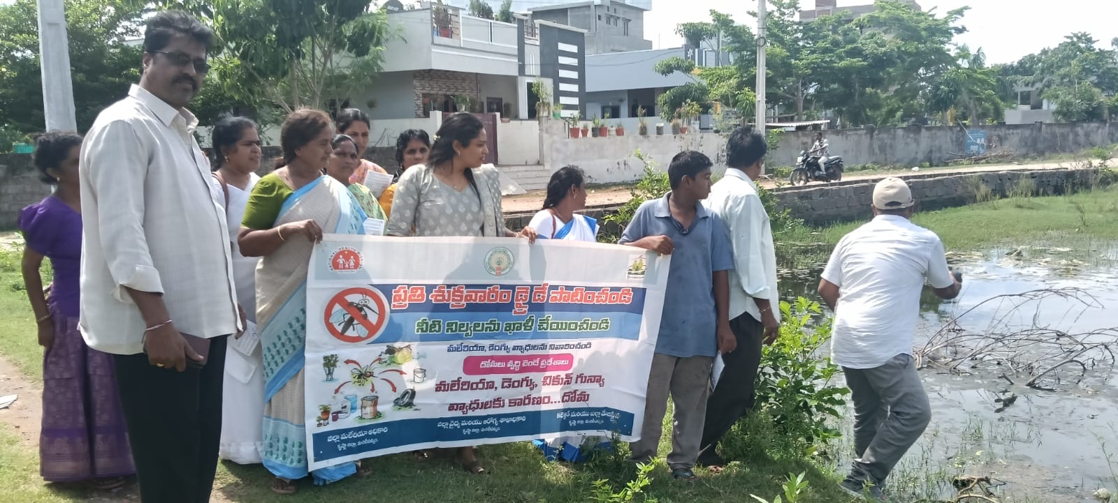మచిలీపట్నంలో ఘనంగా ‘ఫ్రైడే-డ్రైడే’.. మురుగు గుంటల్లో ఆయిల్ బాల్స్ వేసిన వైద్యాధికారి