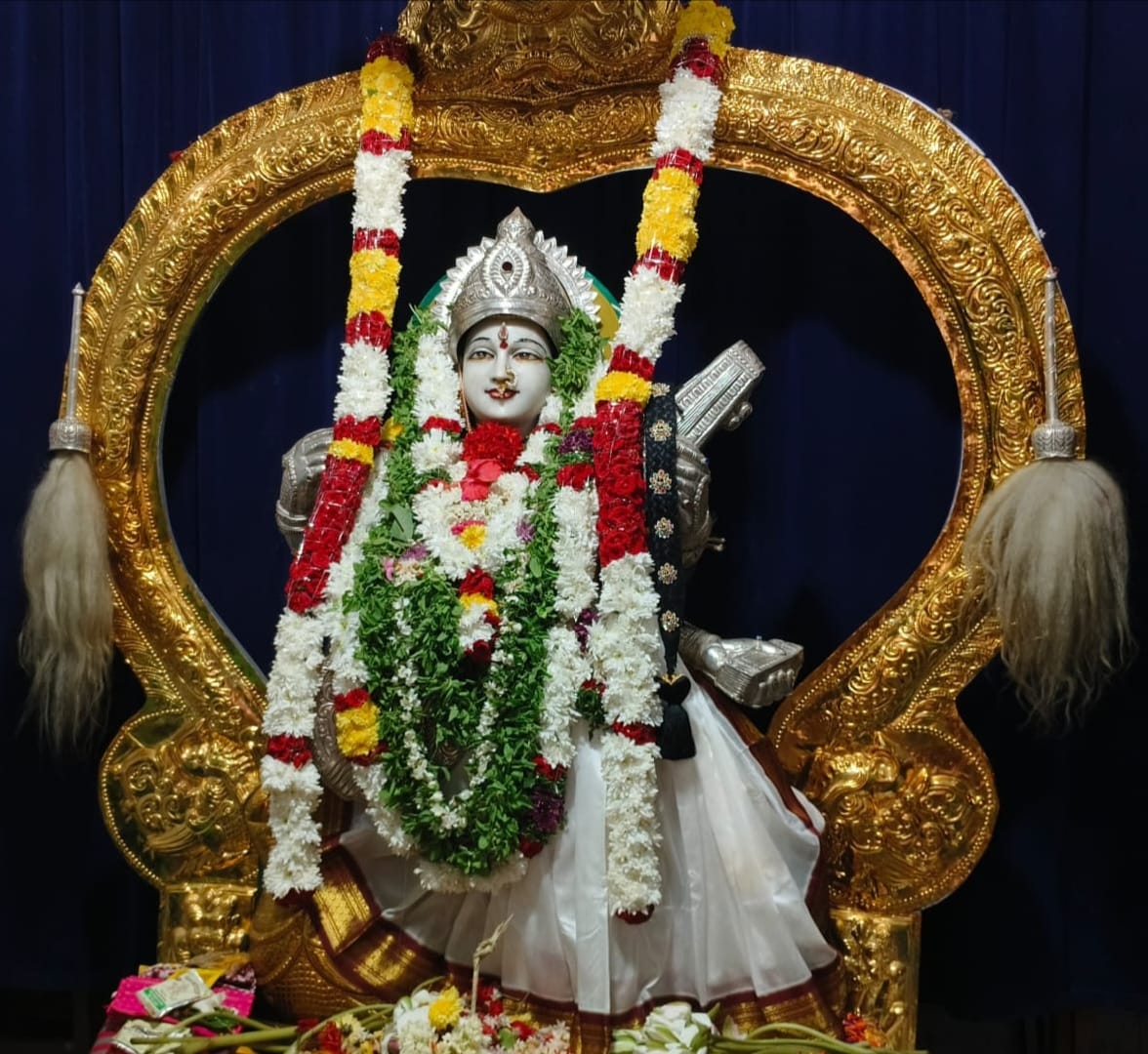 మచిలీపట్నంలో ఘనంగా మూలా నక్షత్ర వేడుకలు.. సరస్వతి దేవికి ప్రత్యేక పూజలు, అక్షరాభ్యాసాలు