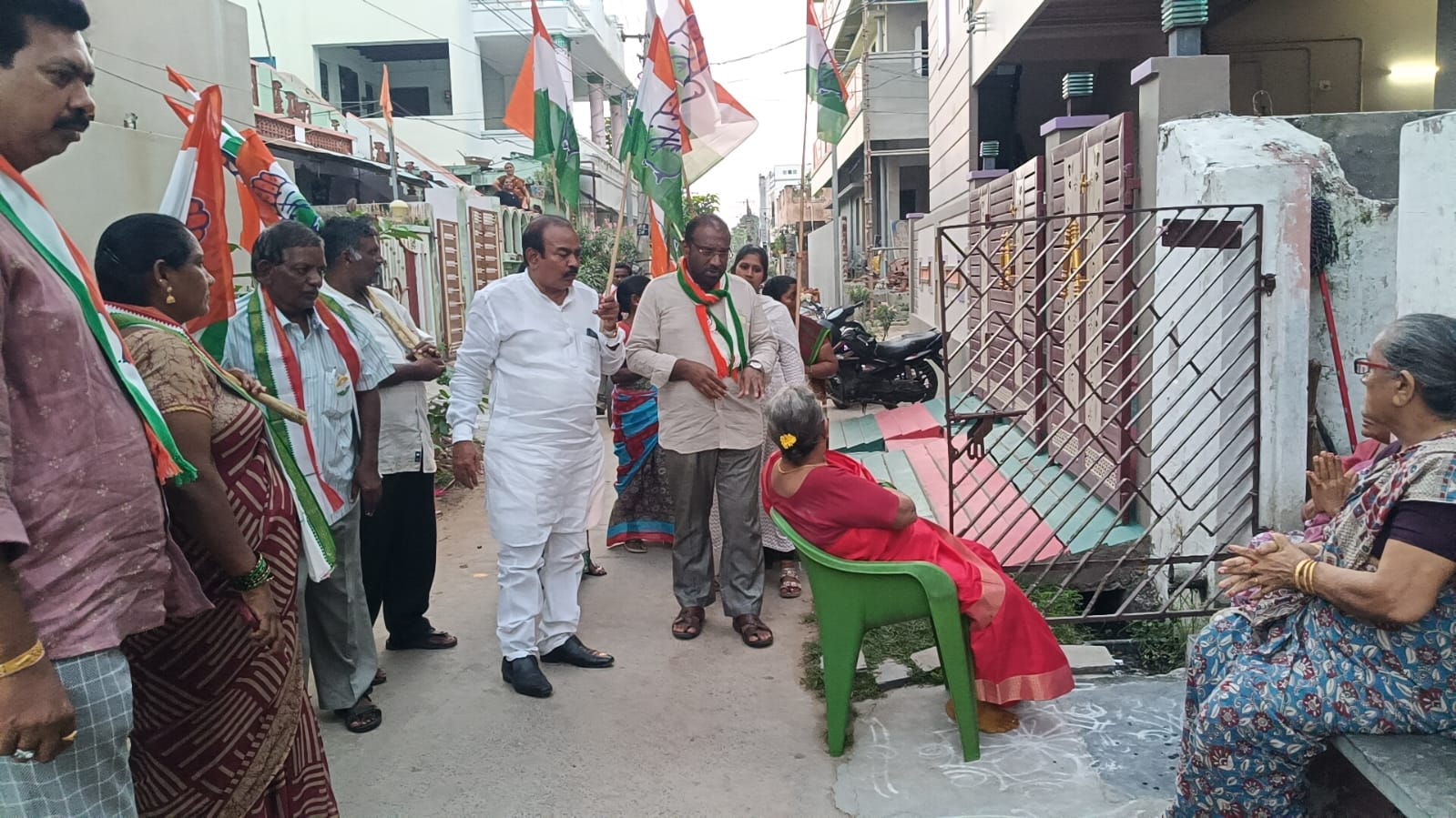 మచిలీపట్నం 30వ డివిజన్ కాంగ్రెస్ అభ్యర్థి చిలుకోటి ప్రసాద్‌ విజయాన్ని కాంక్షిస్తూ జోరుగా ప్రచారం